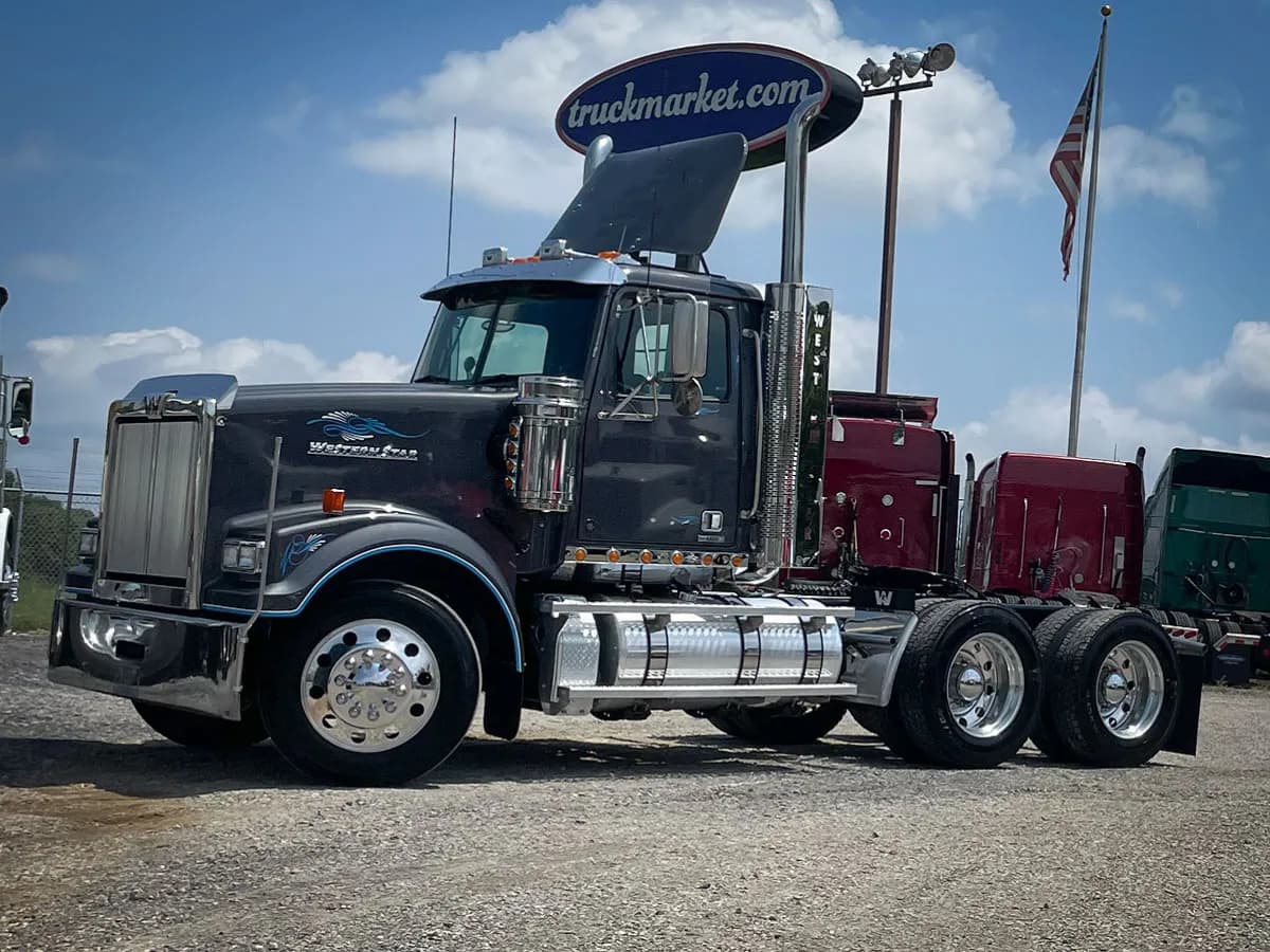 2022 Western Star 4900FA - Day Cab
