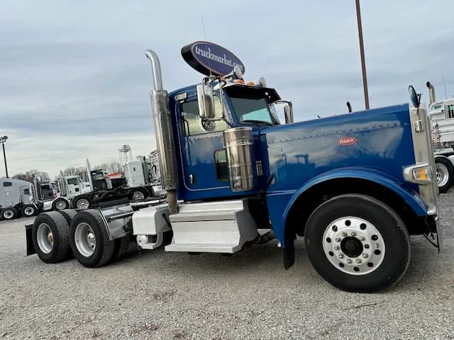 2018 Peterbilt 389 - Day Cab