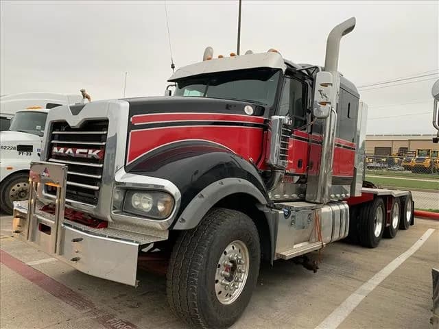 2017 Mack TITAN - Sleeper