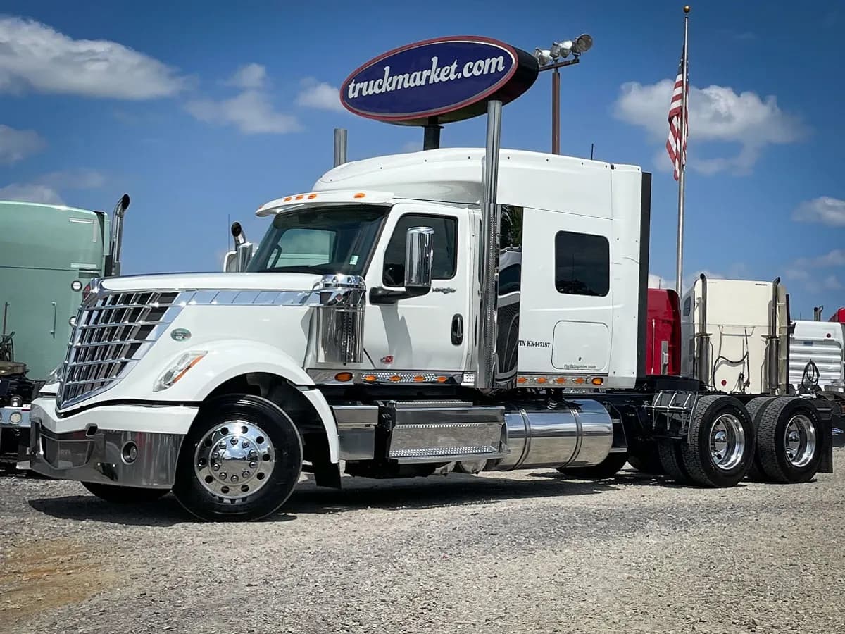 2019 International LONESTAR - Sleeper