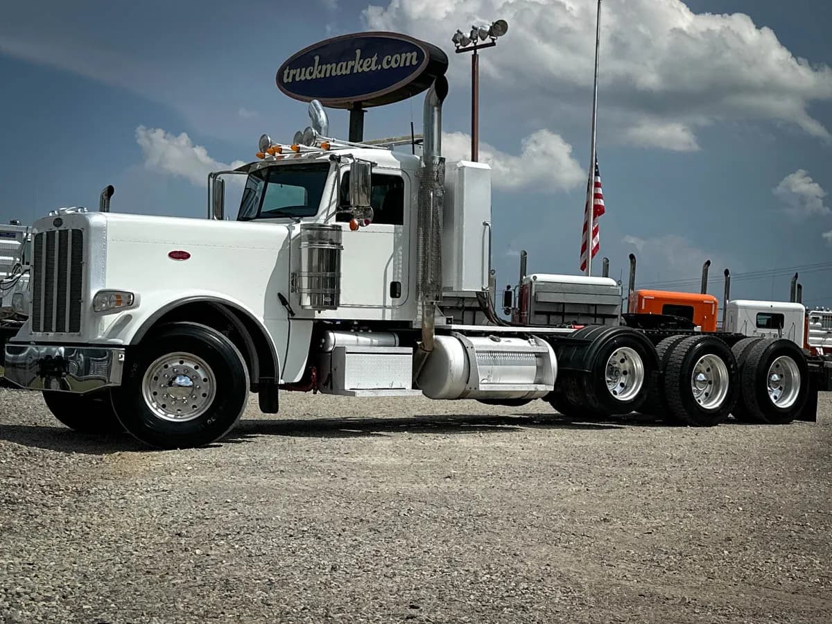2020 Peterbilt 389 TRI - Day Cab