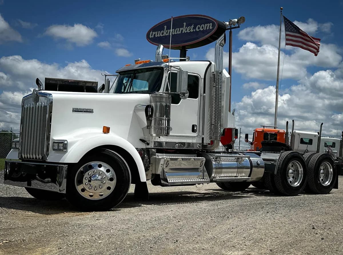 2018 Kenworth W900L - Day Cab