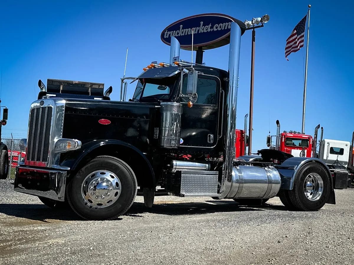 2011 Peterbilt 388 - Day Cab
