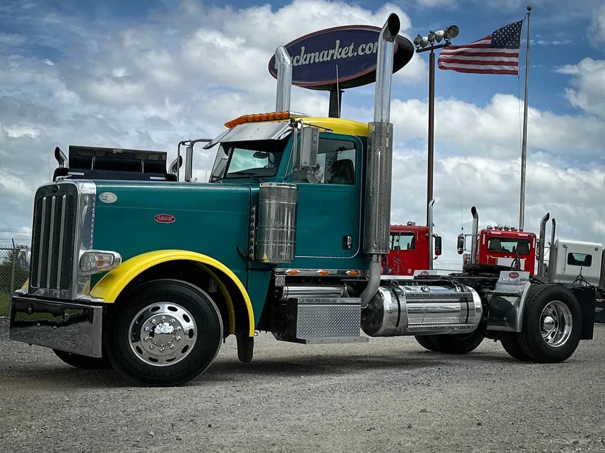 2009 Peterbilt 388 - Day Cab