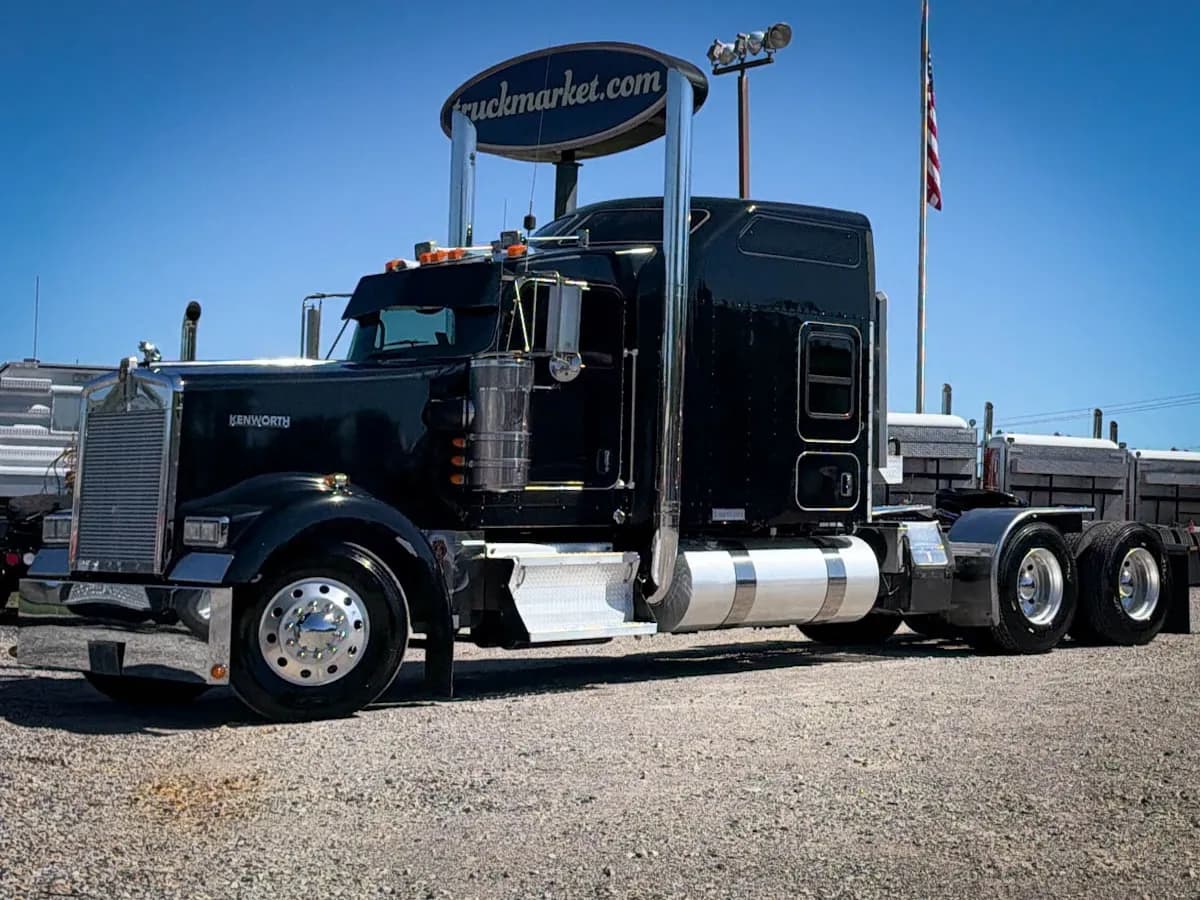 2015 Kenworth W900L - Glider Kit Trucks