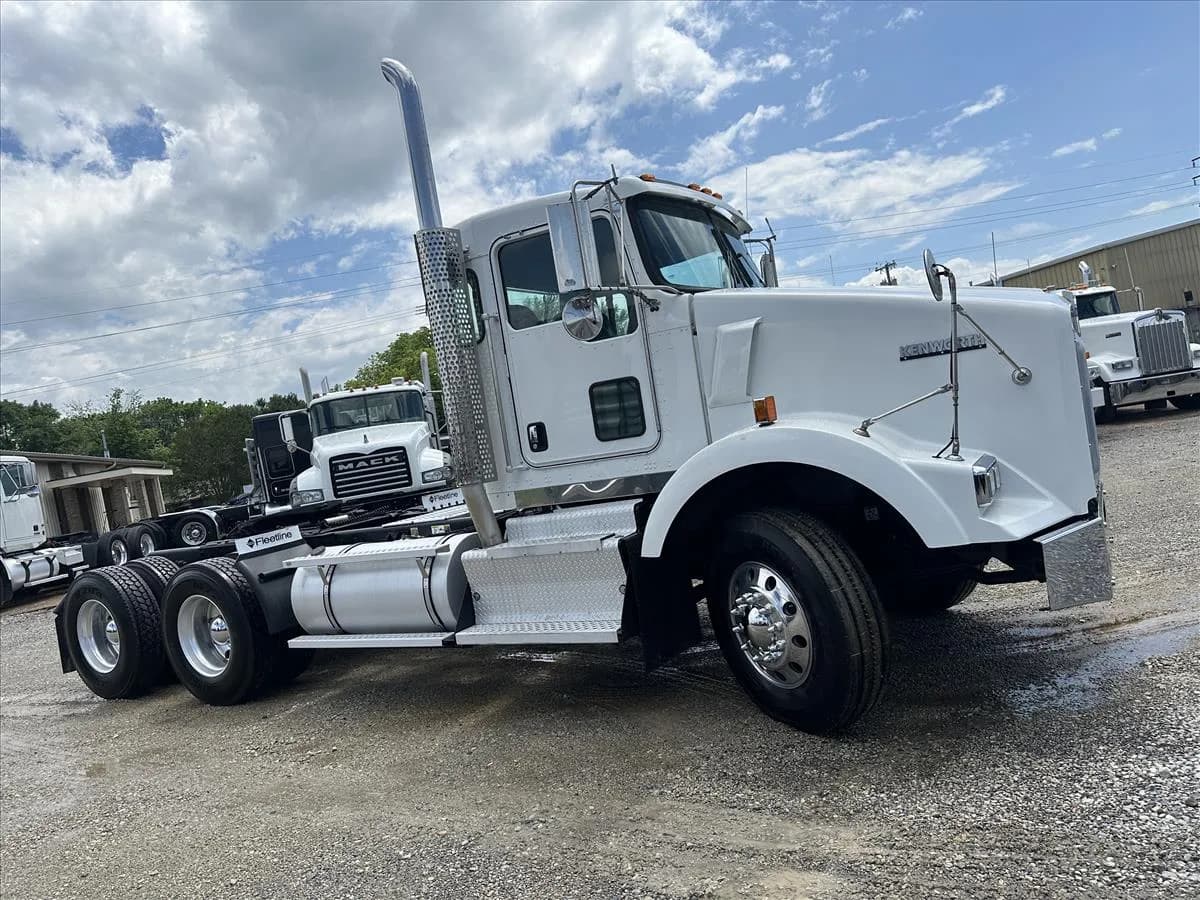 2013 Kenworth T800 - Day Cab