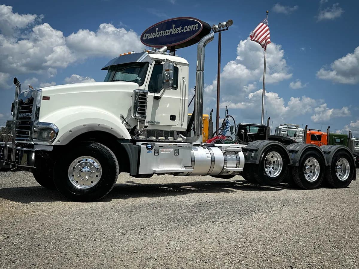 2016 Mack TD713 TRI - Day Cab