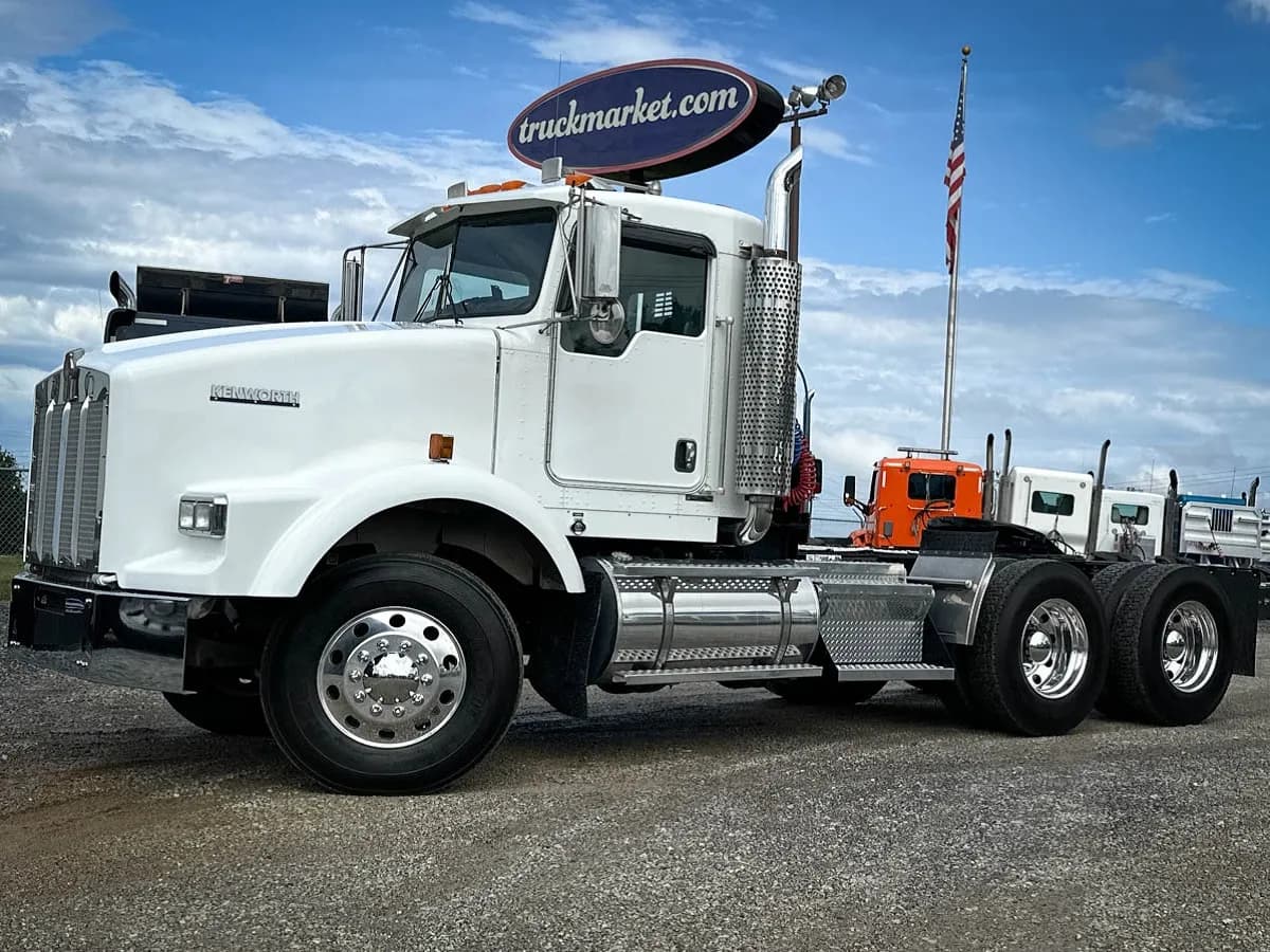 2005 Kenworth T800 - Day Cab