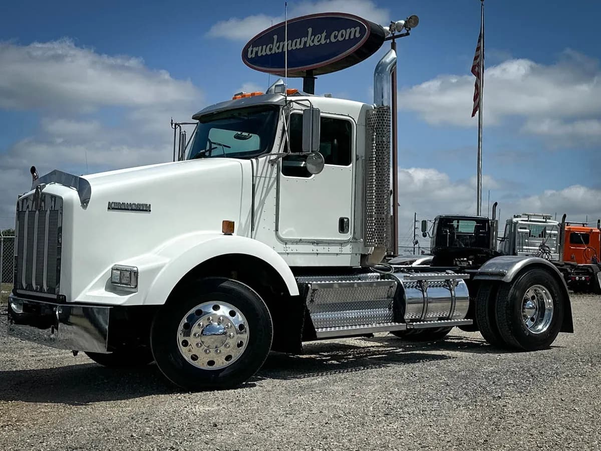 2011 Kenworth T800 - Day Cab
