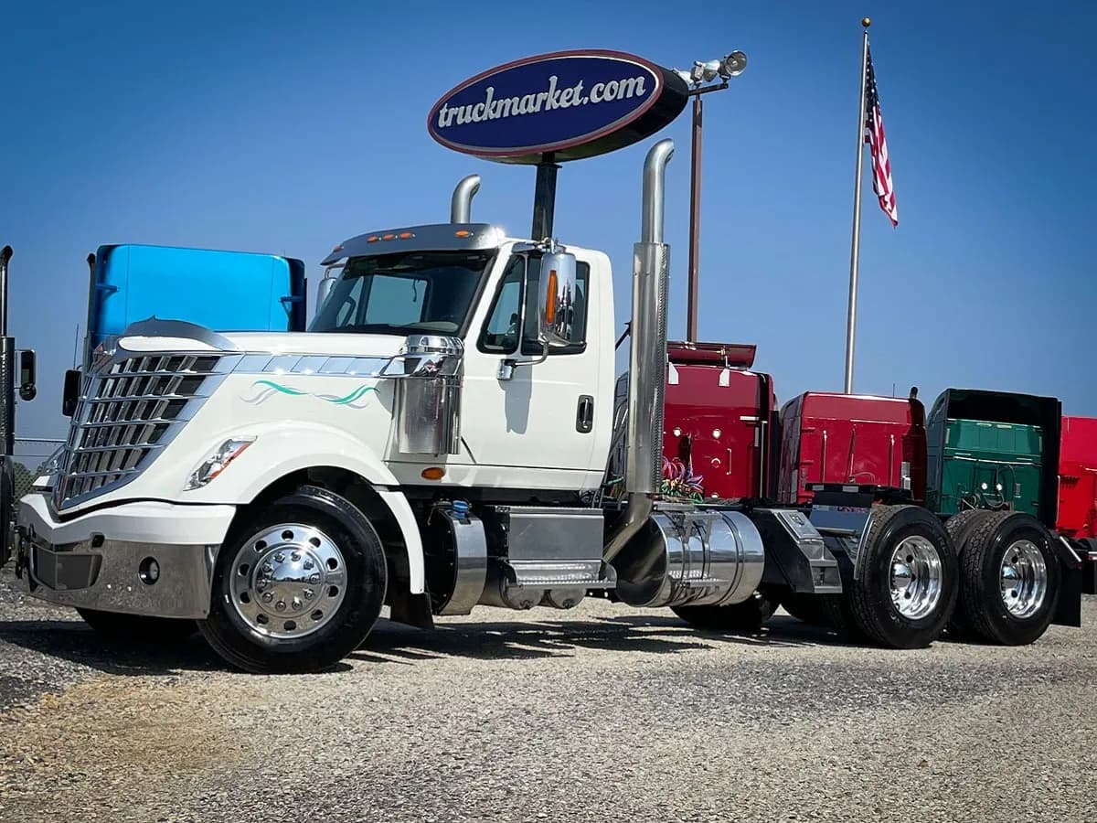 2016 International LONESTAR - Day Cab