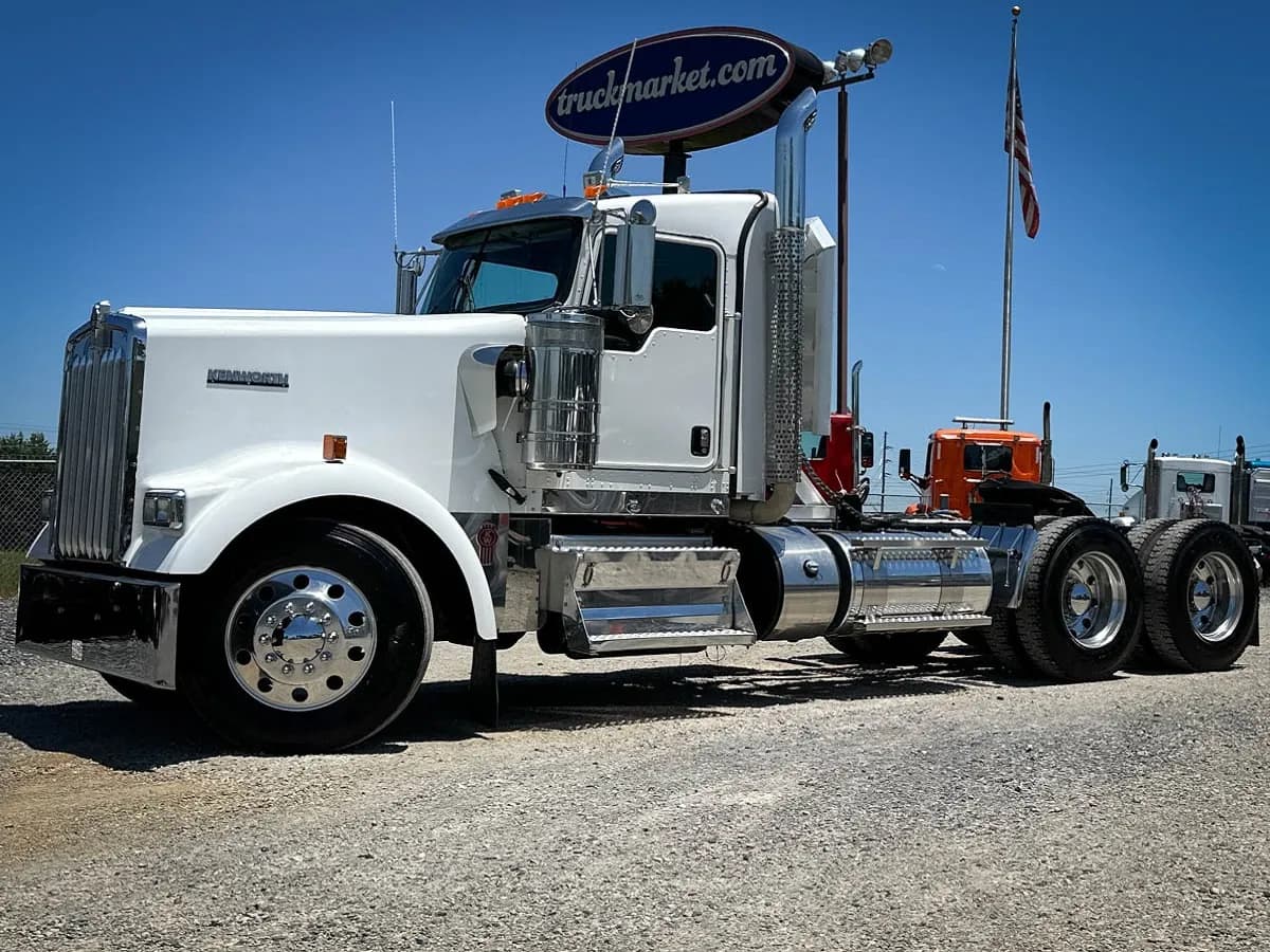2019 Kenworth W900L - Day Cab