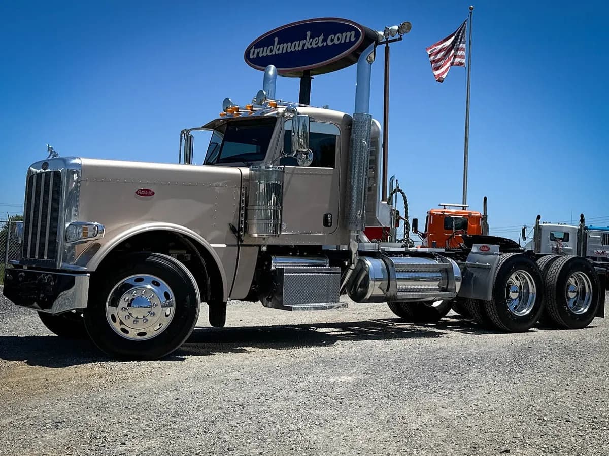 2021 Peterbilt 389 - Day Cab