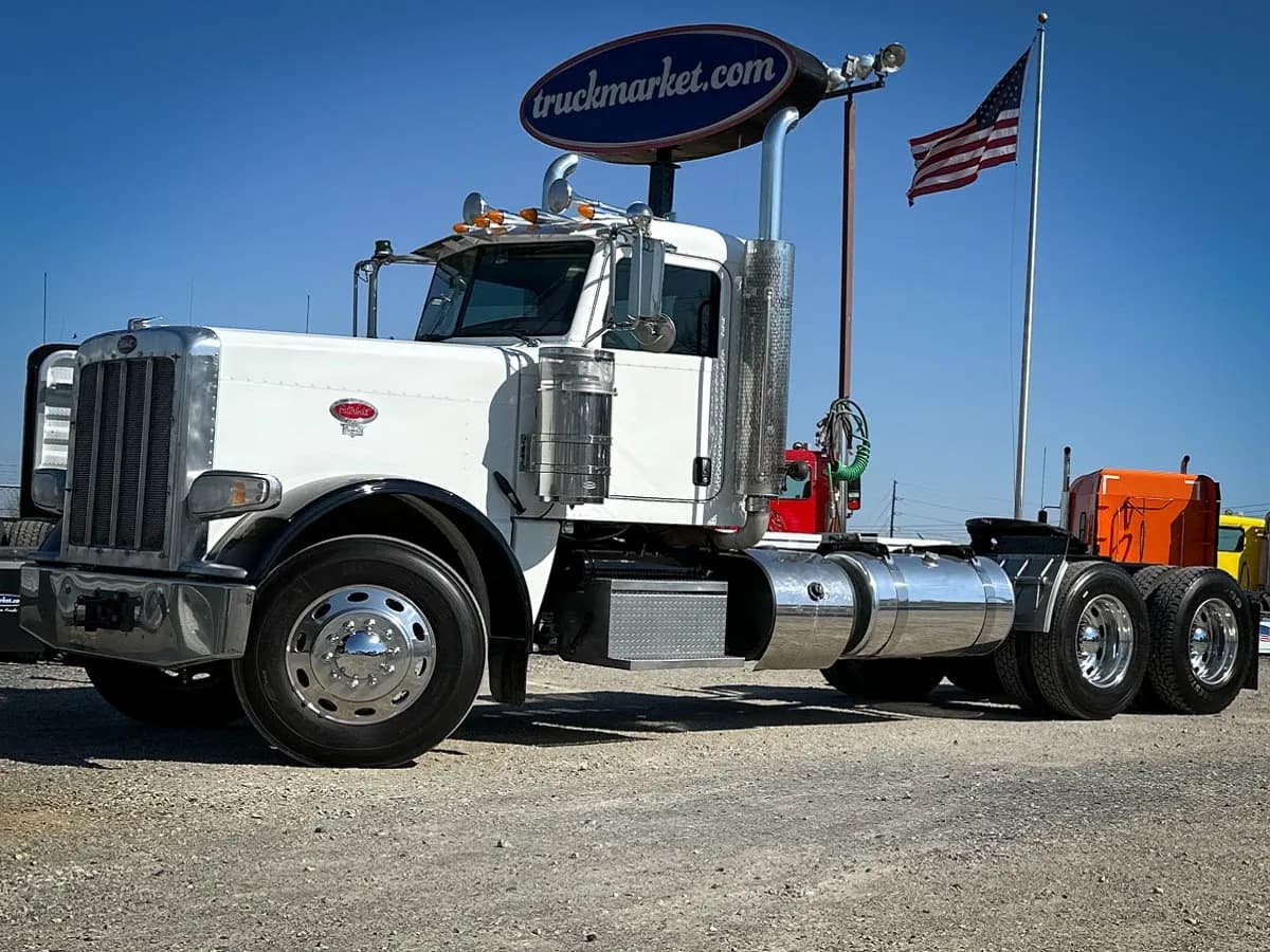 2012 Peterbilt 388 - Day Cab