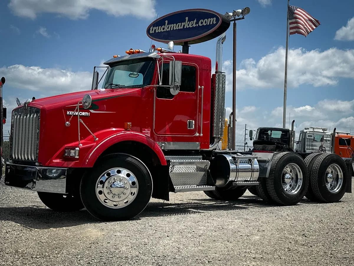 2001 Kenworth T800 - Day Cab