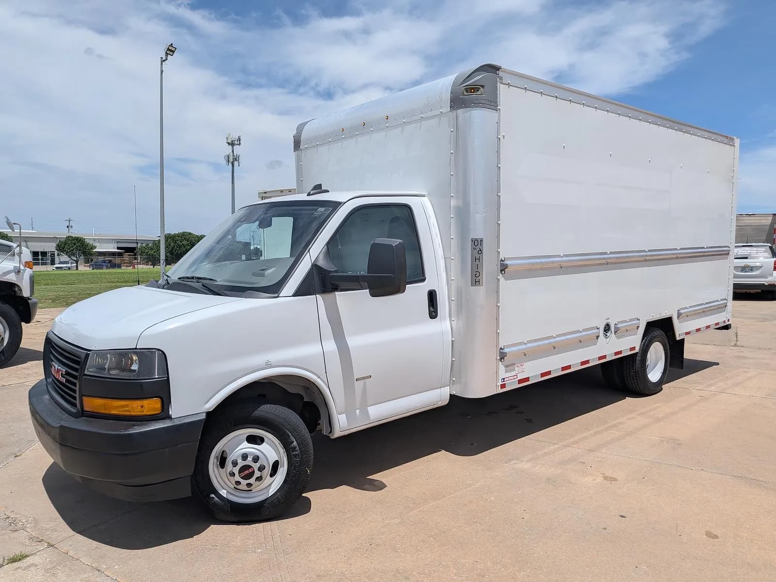 2021 GMC Savana 3500 16' - Box