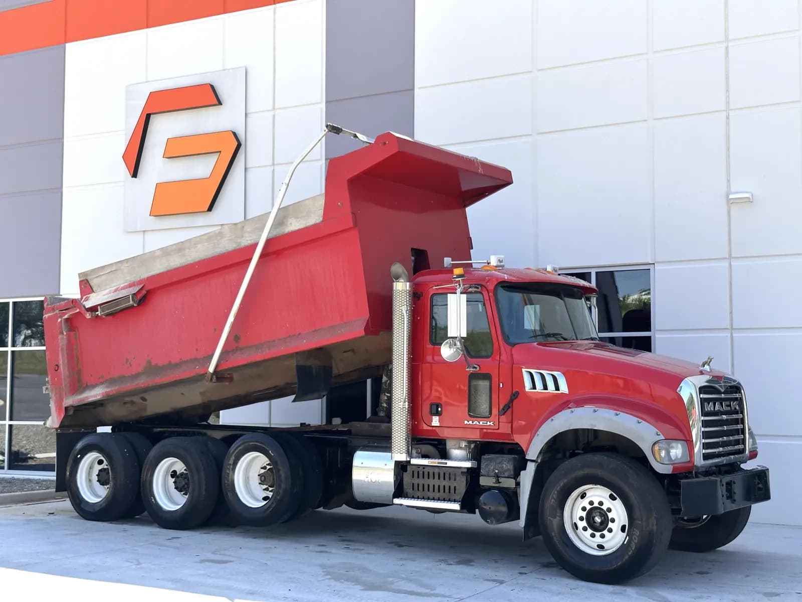2016 Mack GU713 - Dump