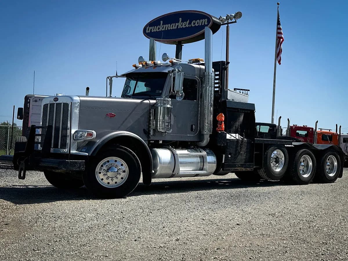 2015 Peterbilt 389 TRI - Oil Field Trailers / Winch / Oil Field Trucks
