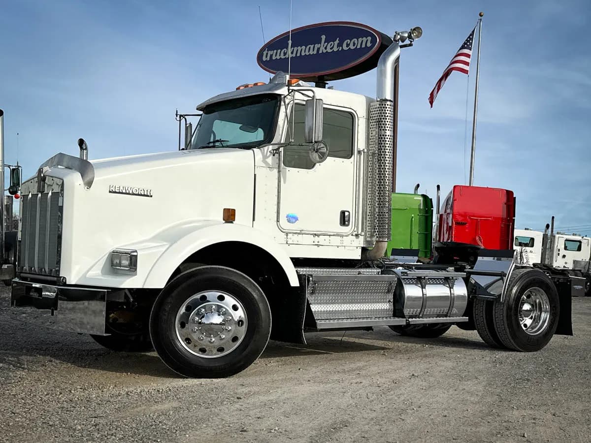 2011 Kenworth T800 - Day Cab