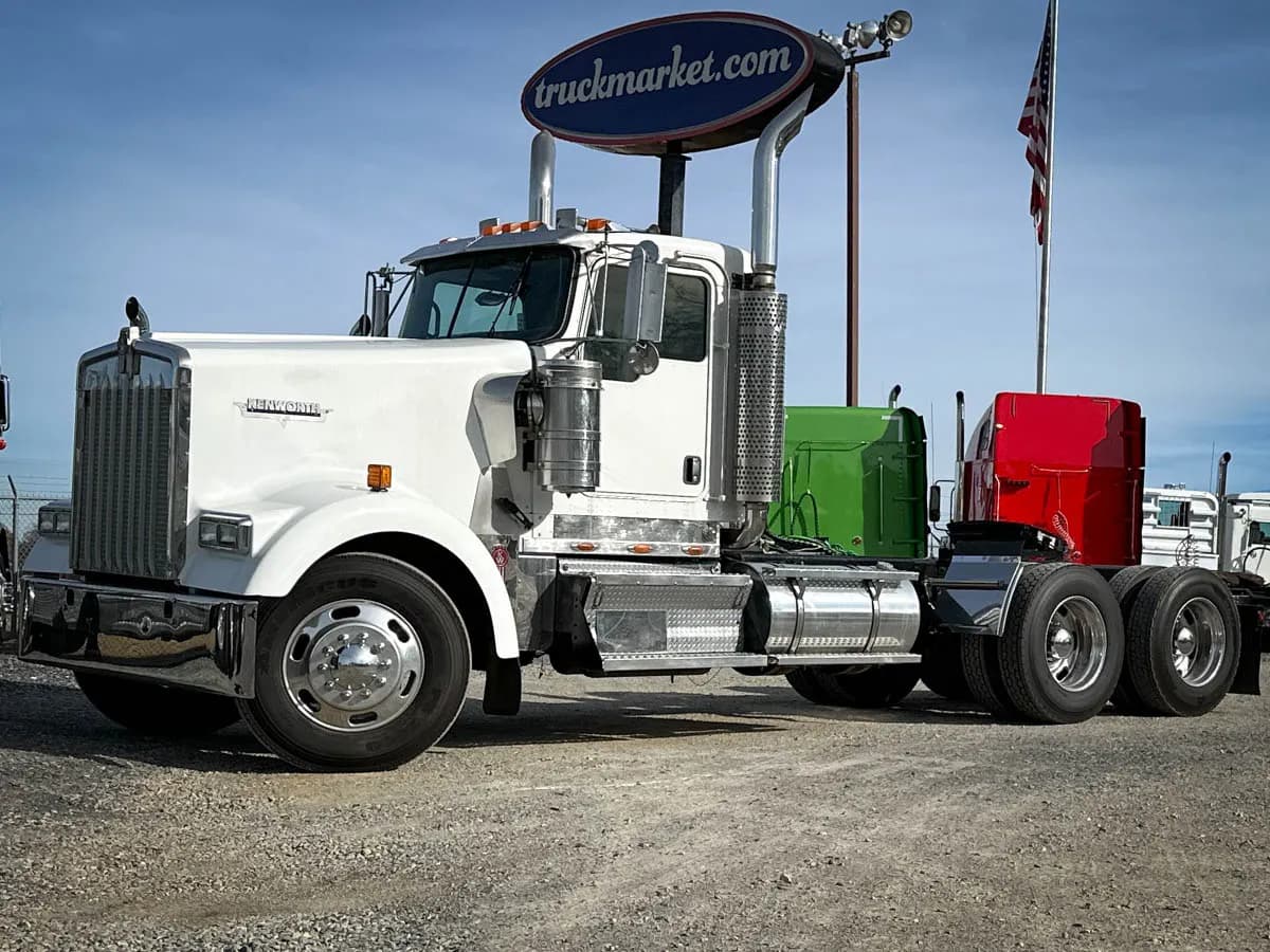 2006 Kenworth W900L - Day Cab