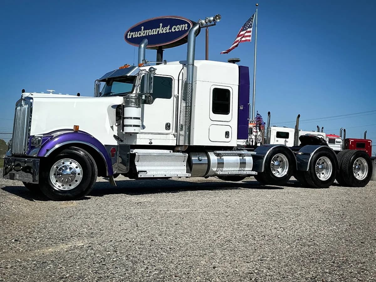 2018 Kenworth W900L TRI - Sleeper