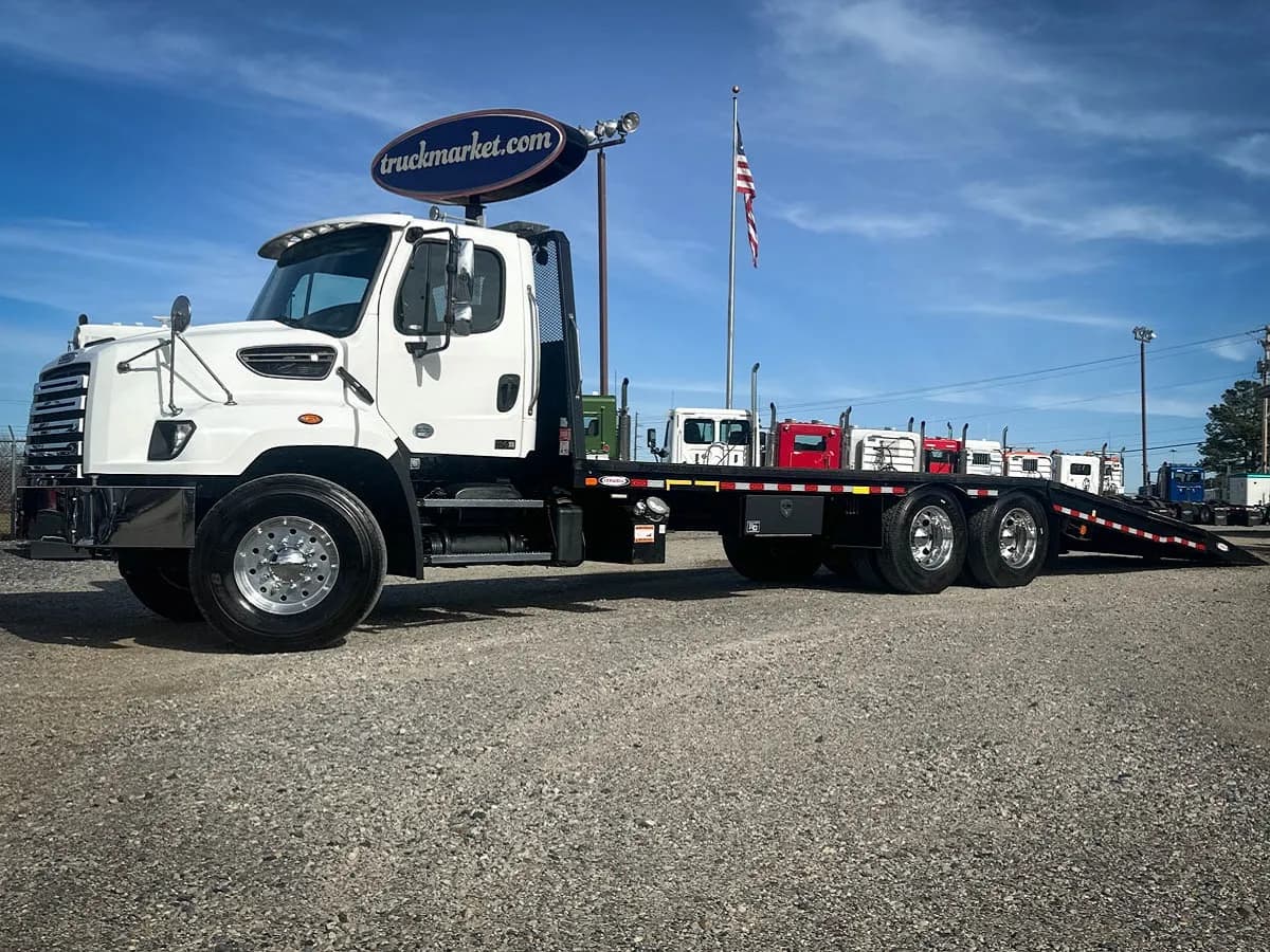 2020 Freightliner 114SD - Tow