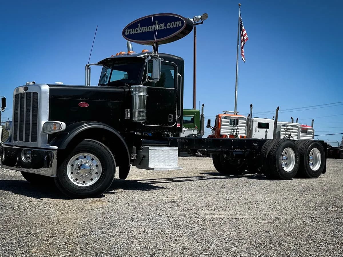 2015 Peterbilt 388 CAB & - Glider Kit Trucks