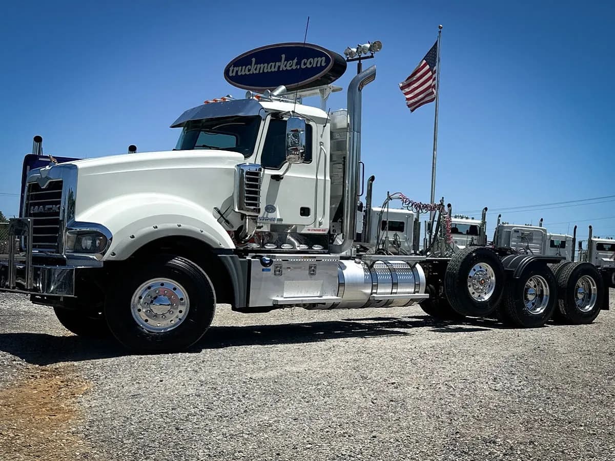 2015 Mack TITAN TRI - Day Cab