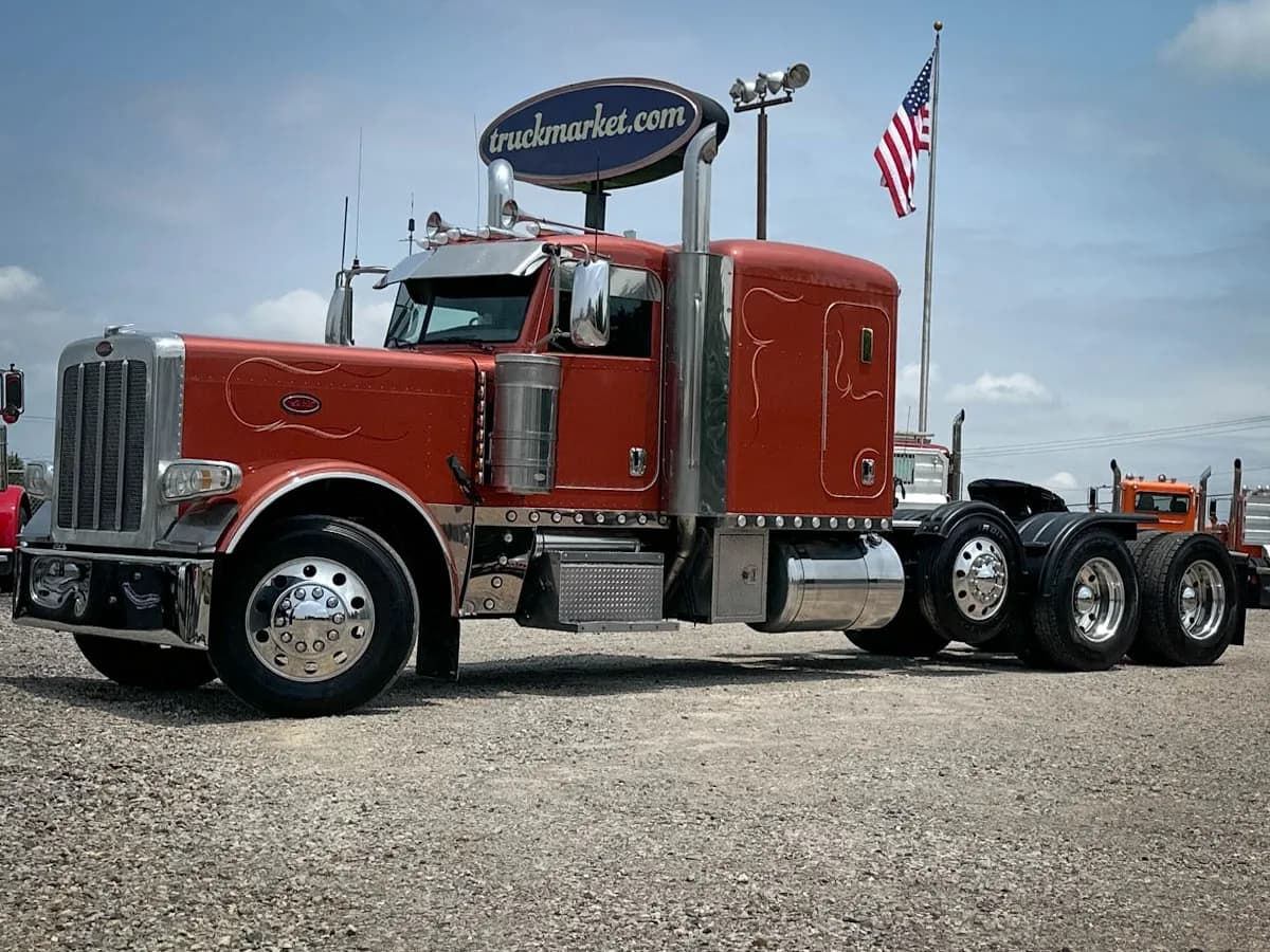 2013 Cat 389 TRI - Sleeper