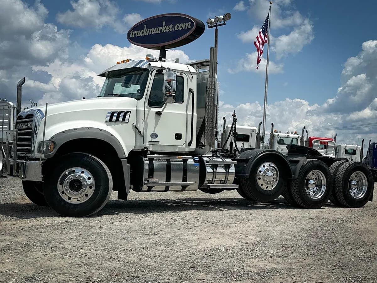 2020 Mack GRANITE TRI - Day Cab