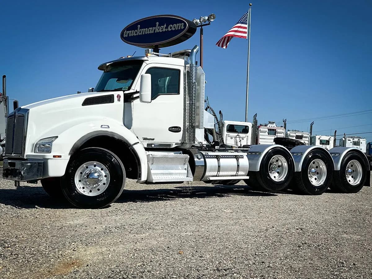 2018 Kenworth T880 TRI - Day Cab