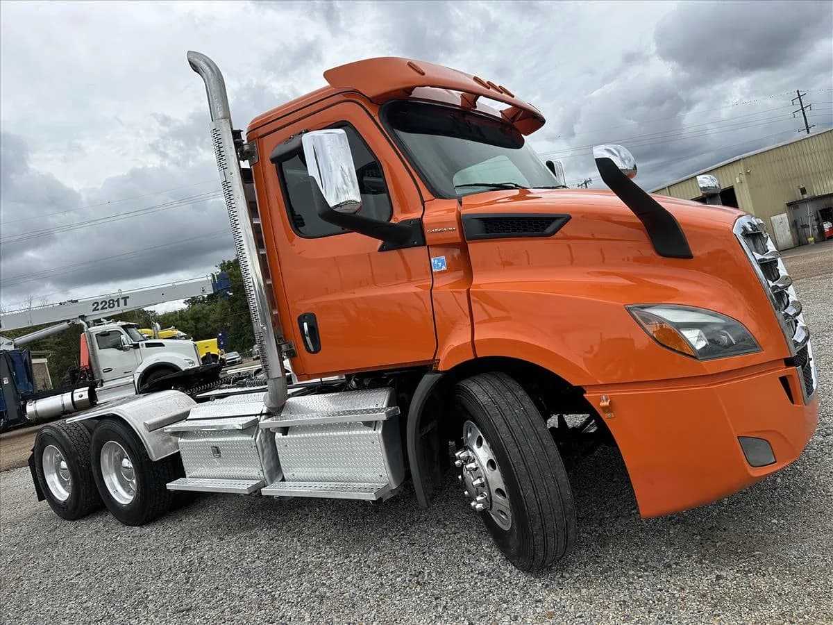 2019 Freightliner Cascadia - Day Cab