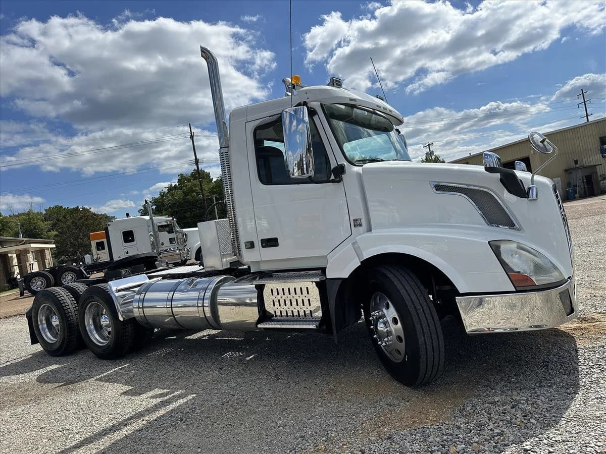 2017 Volvo VNL - Day Cab
