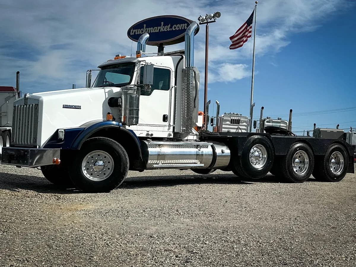 2013 Kenworth T800W TRI - Day Cab