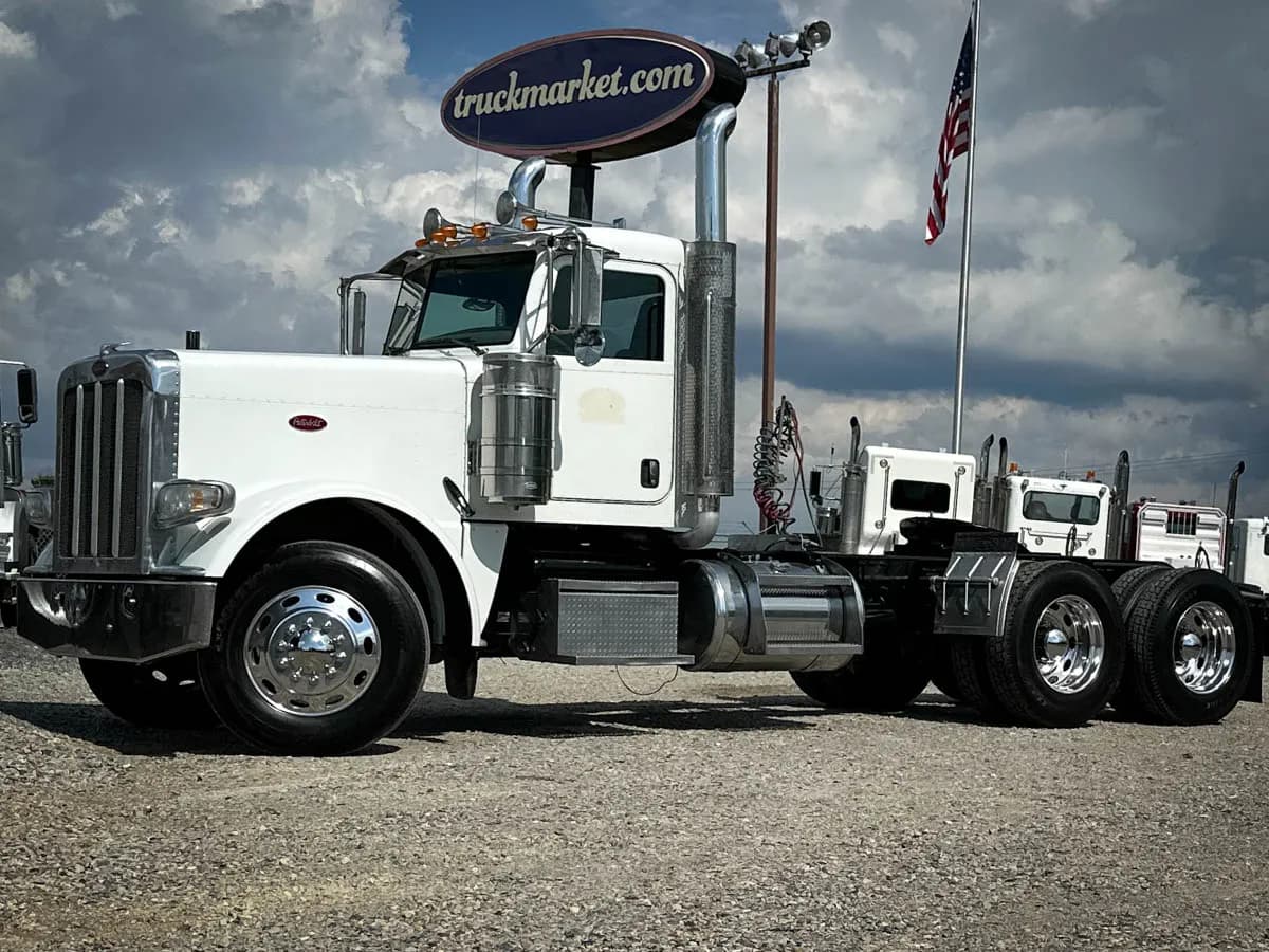 2011 Peterbilt 388 - Day Cab