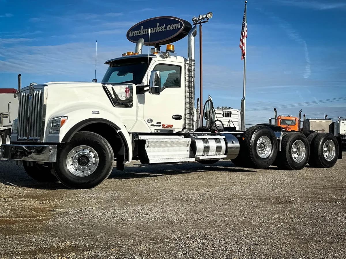 2020 Kenworth W990 TRI - Day Cab