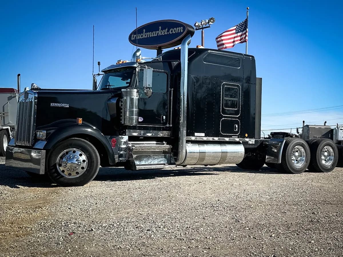 2020 Cat W900L - Sleeper