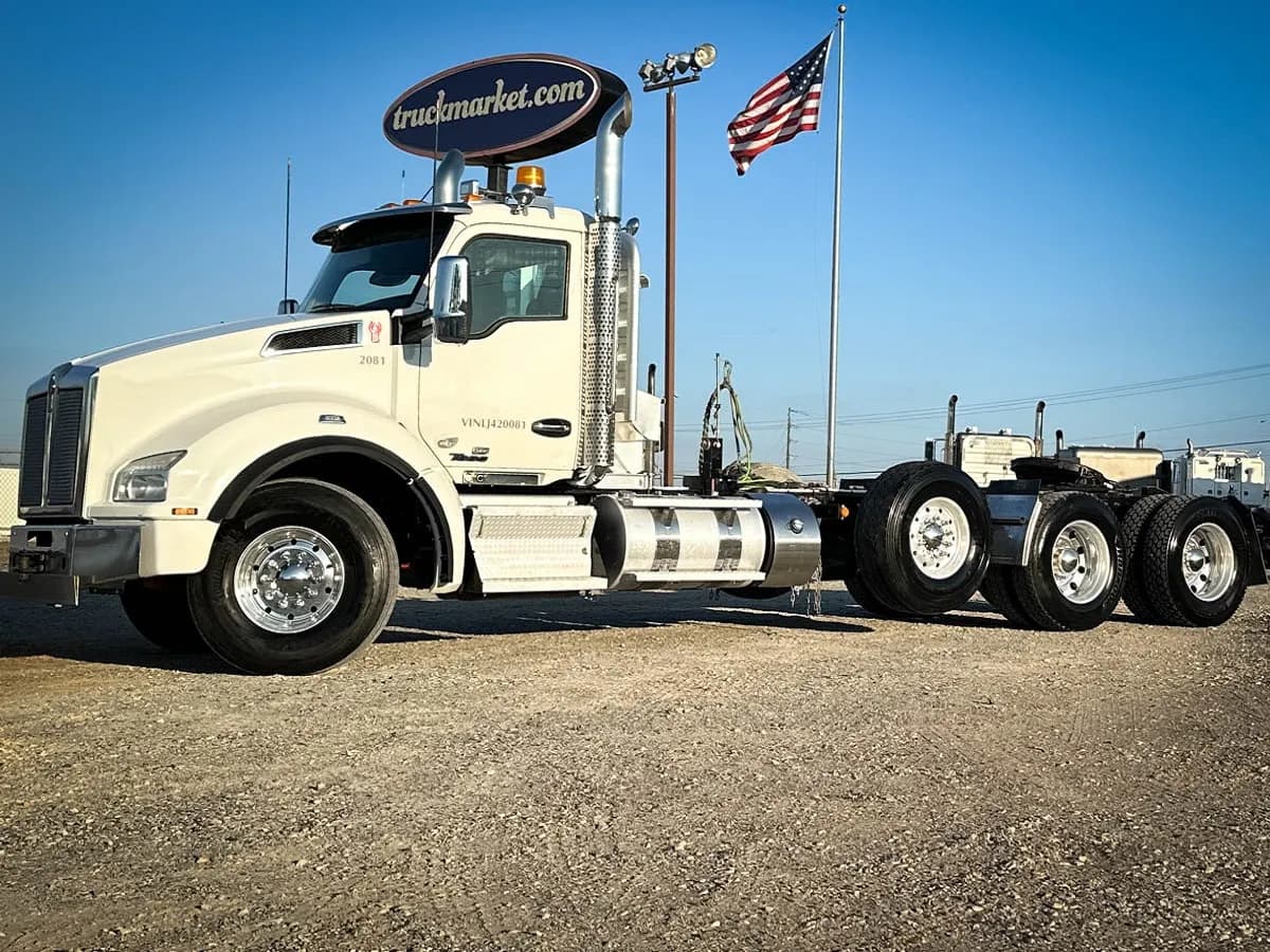 2020 Kenworth T880 TRI - Day Cab
