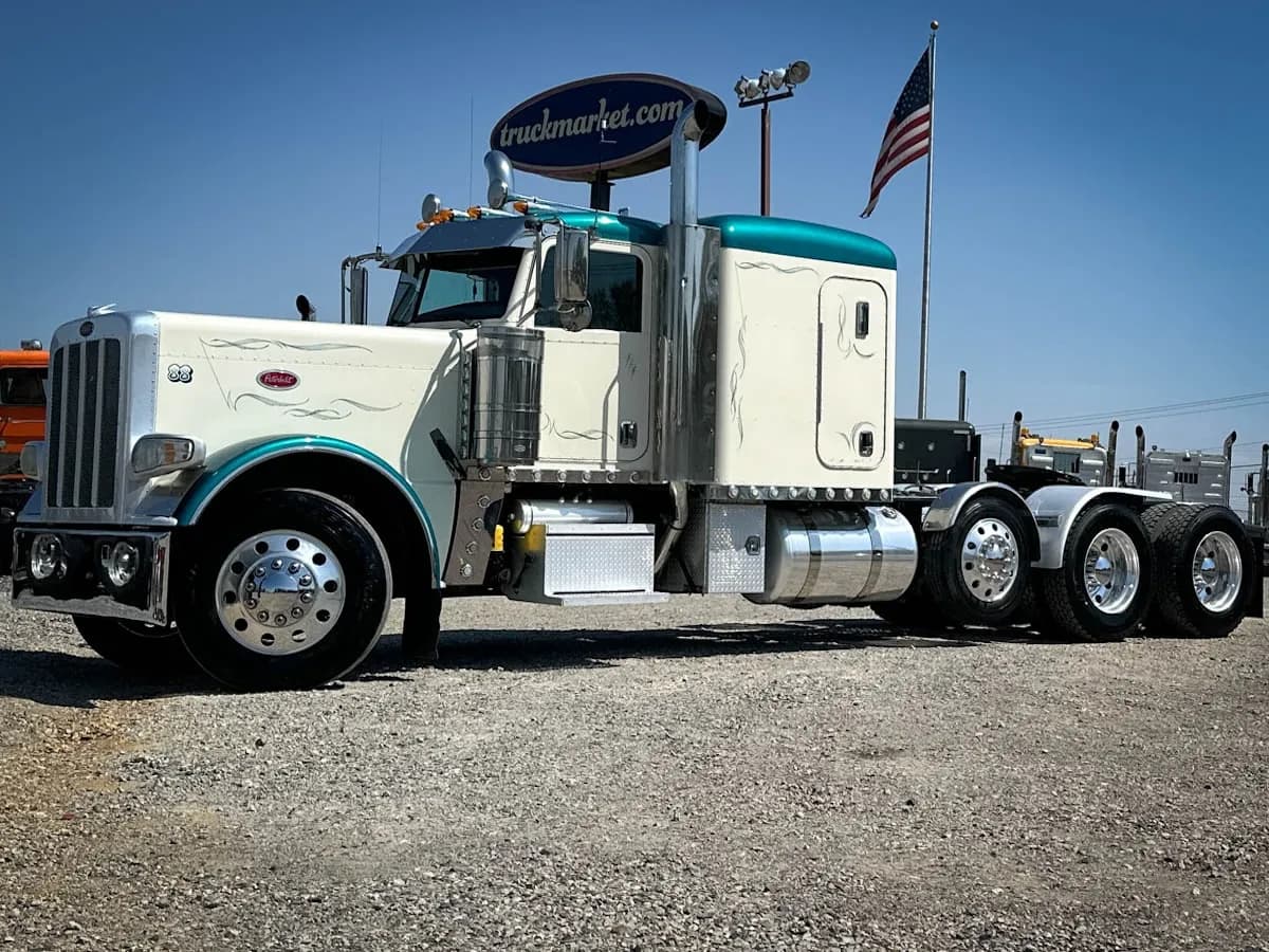 2015 Cat 389 TRI - Sleeper