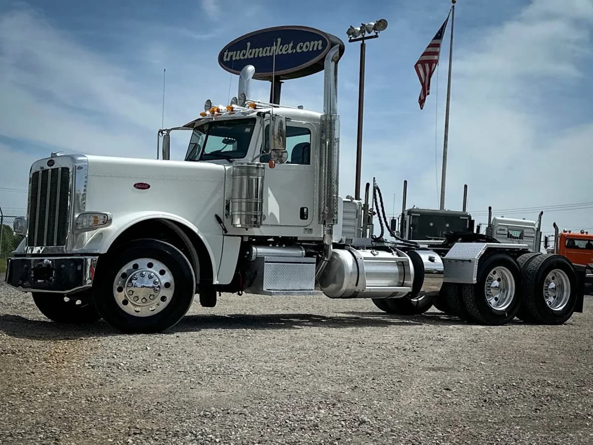 2023 Peterbilt 389 - Day Cab