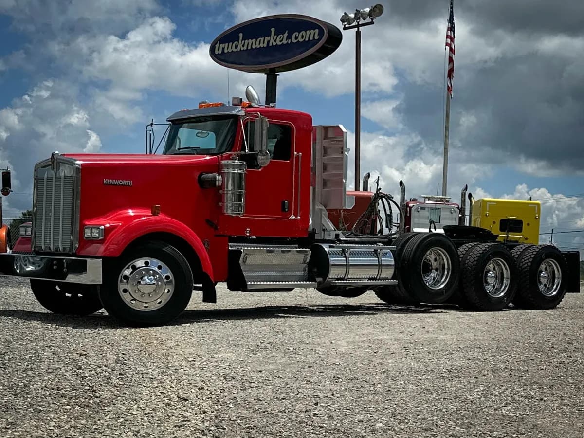 2010 Kenworth W900L TRI - Day Cab