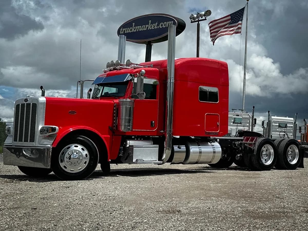 2013 Cat 389 PRE - Sleeper