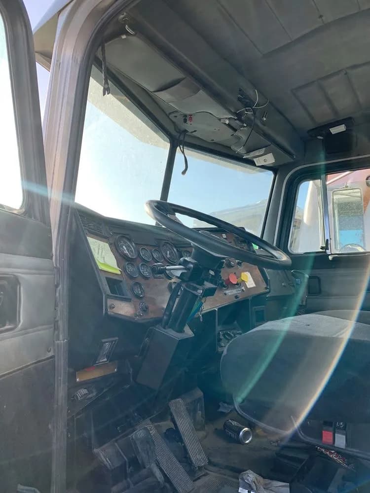 1998 Peterbilt 378 Cab - Day Cab
