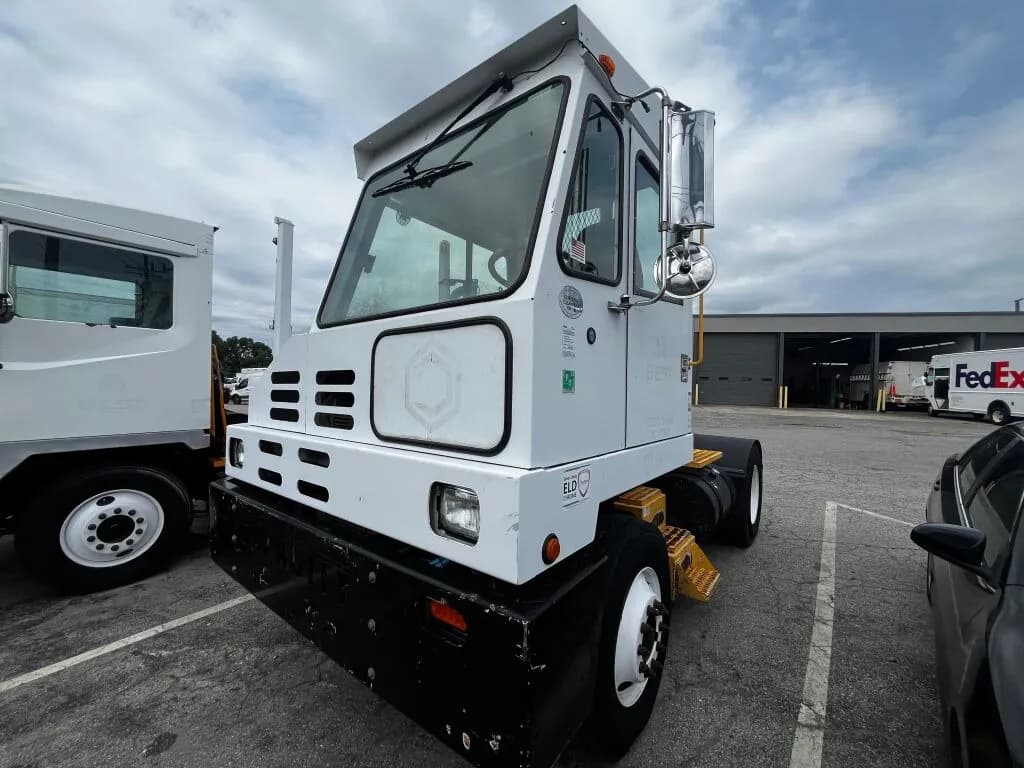 2013 Capacity TJ5000 - Yard Spotter Trucks