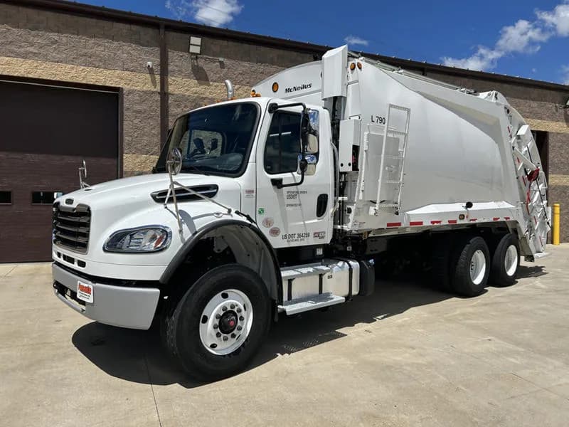 2025 Freightliner M2 106 - Garbage
