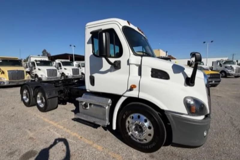 2020 Freightliner Cascadia - Day Cab