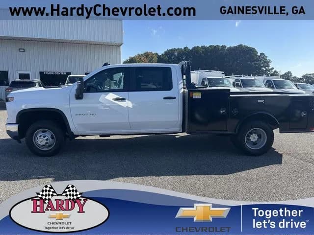 2025 Chevrolet Silverado 3500 Crew Cab - Flatbed