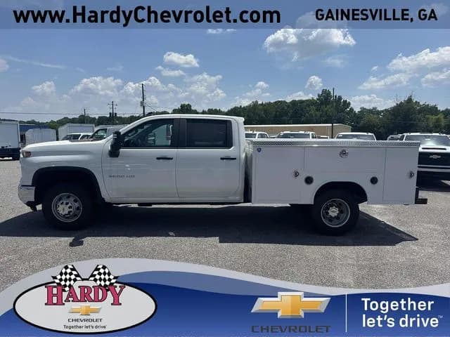 2025 Chevrolet Silverado 3500 Crew Cab - Flatbed