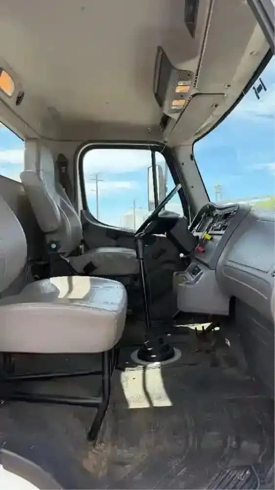 2015 Freightliner M2 106