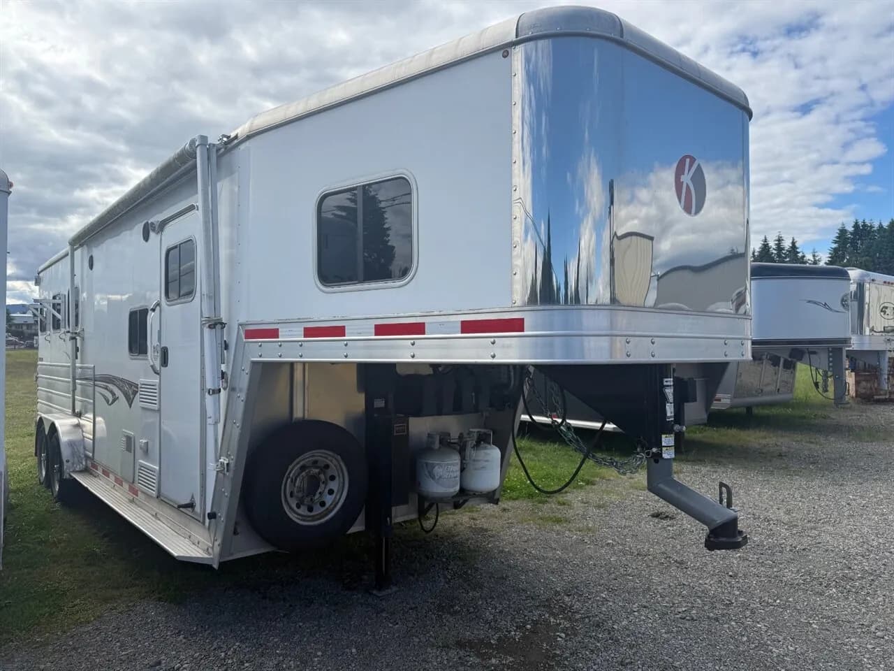 2015 Kiefer 3-Horse w/9’ Living Quarters - Sleeper
