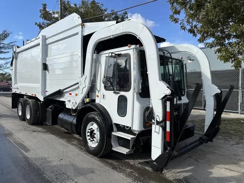2008 Mack MRU613